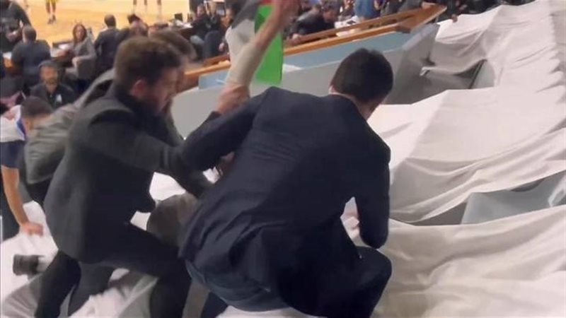 فرنسا تمنع شخصين من حضور المباريات عام كامل