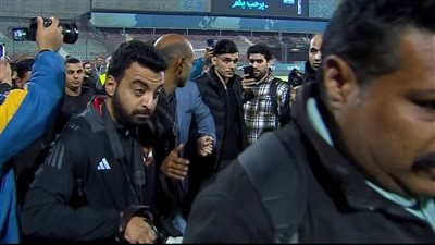 وسط حراسة مشددة.. استقبال حافل من جمهور الأهلي لأشرف بن شرقي (فيديو وصور)