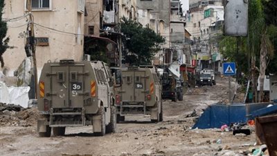 قوات الاحتلال تجبر مئات الفلسطينيين من مخيم جنين على النزوح تحت تهديد السلاح