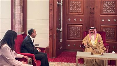 وزير الخارجية والهجرة يلتقي ملك البحرين في المنامة