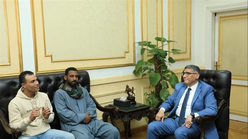 محافظ الجيزة يستقبل أصحاب واقعة إنقاذ الأطفال بحريق فيصل