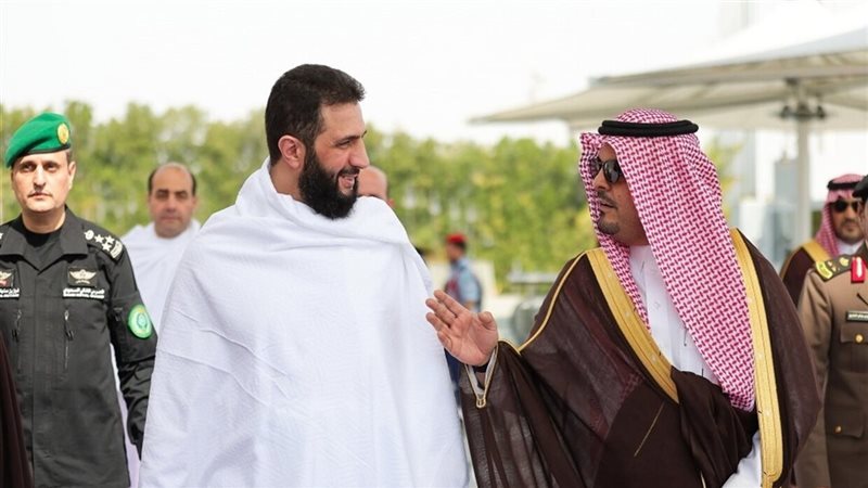 أحمد الشرع يؤدي مناسك العمرة 