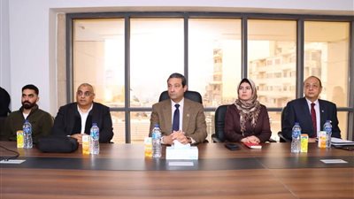 محافظ دمياط يناقش مخطط مشروع تطوير كورنيش الشاطئ برأس البر