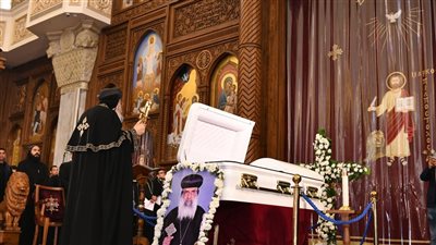 البابا تواضروس يصلي تجنيز نيافة الأنبا أغابيوس بالكاتدرائية المرقسية بالعباسية 