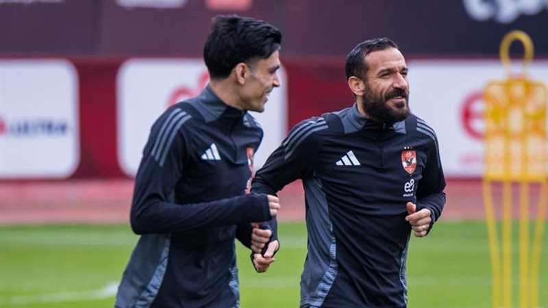 أشرف بن شرقي رفقة علي معلول من مران الأهلي