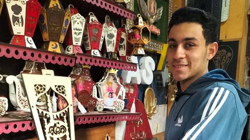 كريم من دمياط أحد العاملين فى تصميم وصناعة الفوانيس الخشبية