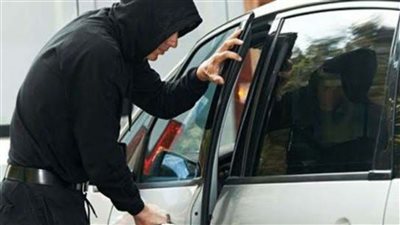  في عز الضهر والزحمة.. شاب يسرق أجزاء من السور على الطريق الدائري