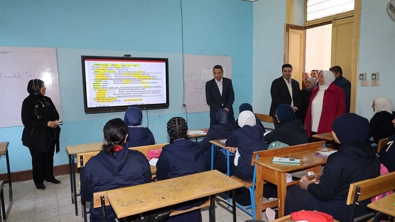 محافظ السويس يتابع انتظام الدراسة