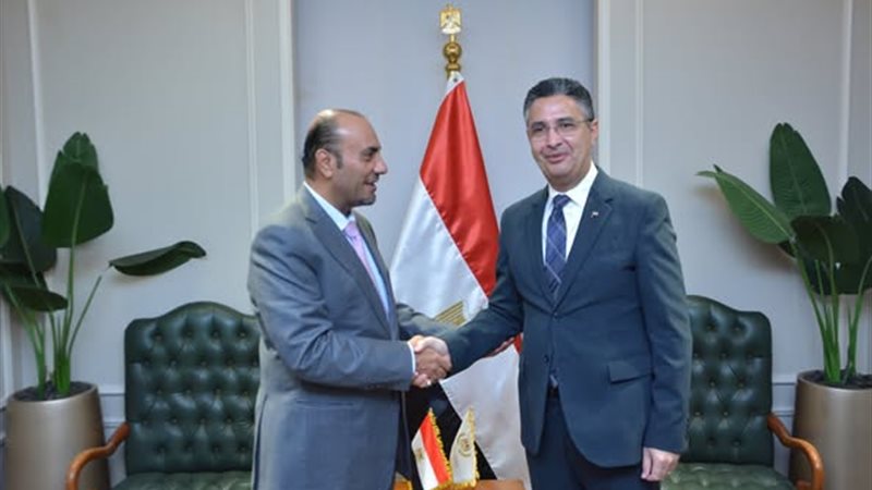 وزير التموين مع رئيس مجموعة شركة بندة 