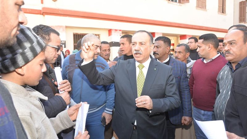 محافظ أسيوط أثناء الجولة