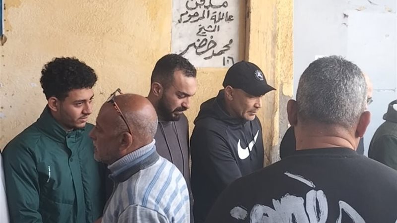 الكابتن عصام الحضري يتلقي عزاء والدة زوجته بدمياط