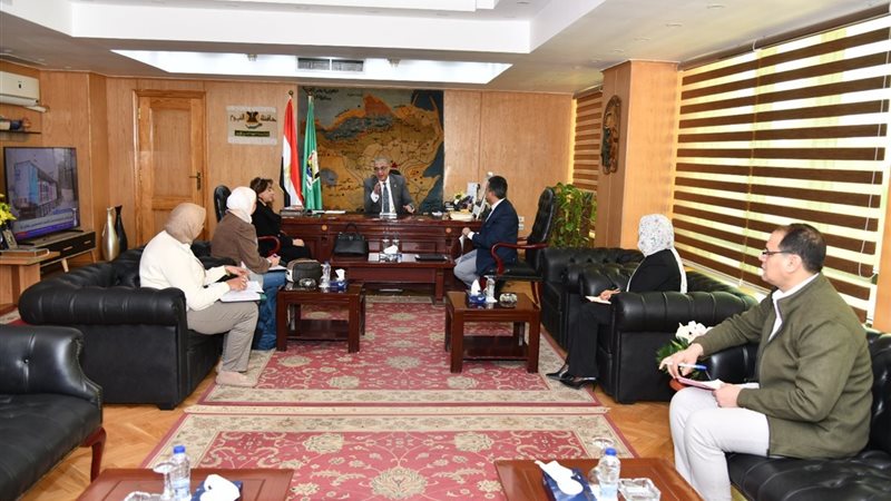 محافظ الفيوم أثناء اللقاء
