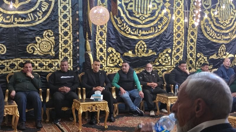 الكابتن عصام الحضري يتلقي عزاء والدة زوجته بدمياط