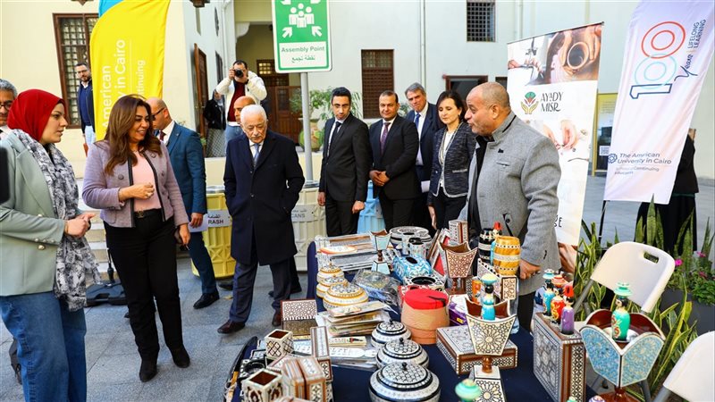 وزيرة التنمية المحلية تفتتح معرض 