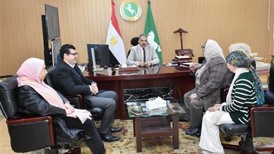 محافظ الشرقية يلتقي بمديرة تسريع الاستجابة المحلية للقضية السكانية