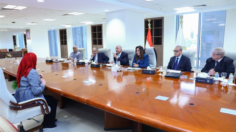 وزير التنمية المحلية خلال الاجتماع