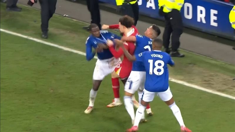 لاعبو ليفربول وإيفرتون