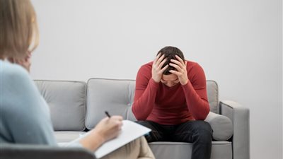كيف تتخلص من التروما والذكريات المؤلمة؟ أستاذ أمراض نفسية يجيب (فيديو)
