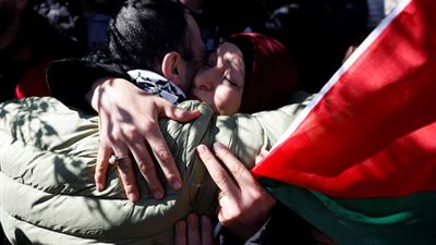 استقبال الأسرى الفلسطينيين في رام الله بالأحضان (صور)