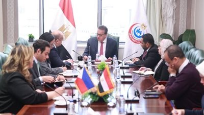 نائب رئيس الوزراء يبحث مع سفير الفلبين سبل تعزيز التعاون في القطاع الصحي
