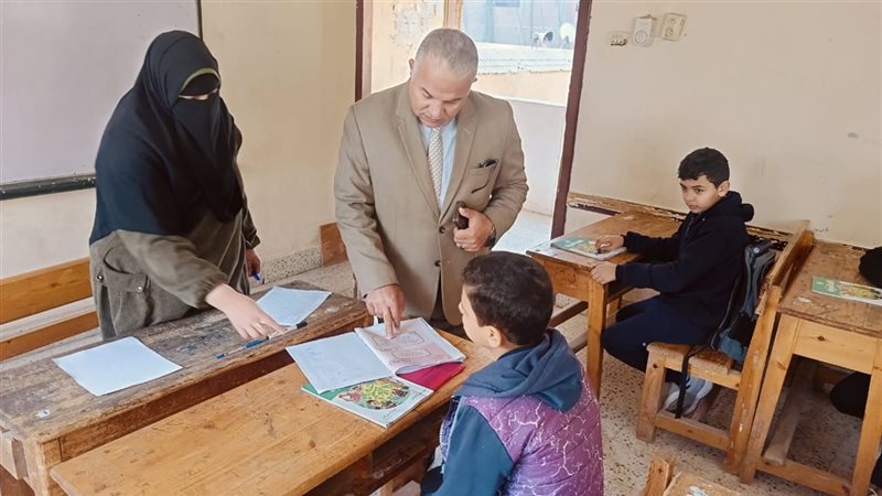 وكيل وزارة تعليم الفيوم أثناء مروره على فصول المدرسة