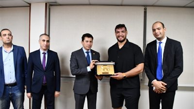 وزير الرياضة يطالب 