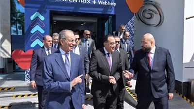 رئيس الوزراء يتفقد منظومة العمل بشركة «كونسنترنس + ويب هيلب»