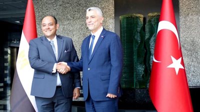 وزير التجارة يجتمع مع وفد تركي لتعزيز العلاقات الاقتصادية والتجارية