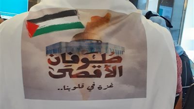 بـ«تي شيرت» طوفان الأقصى.. شاب ينتظر دوره للتبرع بالدم