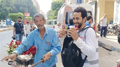 بائع ورد مشارك في حملة التبرع بالدم: نفسي أهدي كل الورد للفلسطينيين