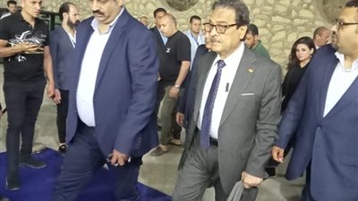 المرشح الرئاسي فريد زهران يقدم العزاء في وفاة القمص «سمعان الشيخ».. صور