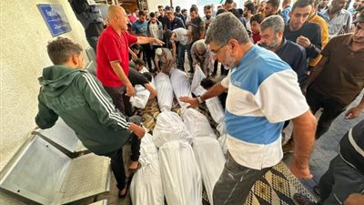 دفن عشرات الجثامين بمقبرة جماعية في قطاع غزة بسبب التكدس