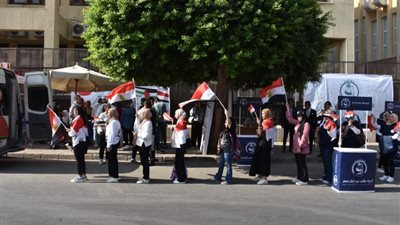 إقبال واسع على حملة أسرة «طلاب من أجل مصر» للتبرع بالدم لمصابي فلسطين