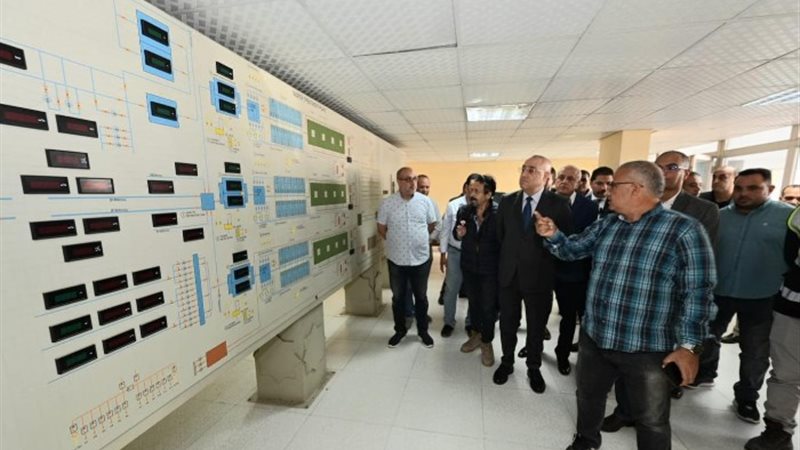 وزير الإسكان يستمع لشرح عن عمل المحطة
