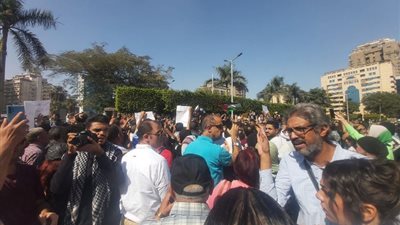 آلاف المتظاهرين المصريين ينددون بجرائم إسرائيل أمام مسجد مصطفى محمود