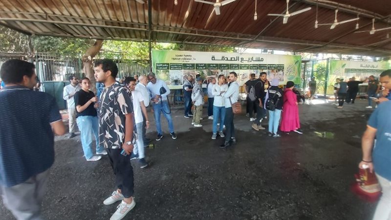 توافد قيادات الحركة المدنية للتظاهر أمام مسجد مصطفى محمود