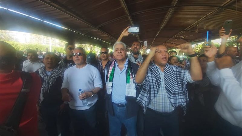 المتظاهرون بمسجد مصطفى محمود