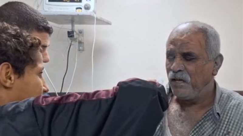 طفل يداوي جرح والده