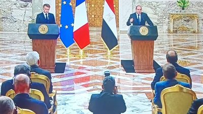 ماكرون يتعهد بإرسال طائرة مساعدات لمصر لإيصالها إلى غزة