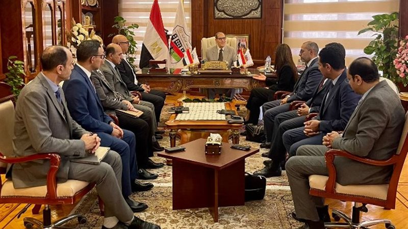 رئيس النيابة الإدارية مع وفد الشركة