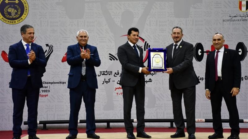 وزير الشباب والرياضة خلال الافتتاح