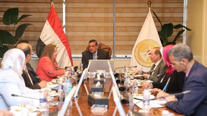 لقاء وزير التنمية المحلية وصندوق الإسكان
