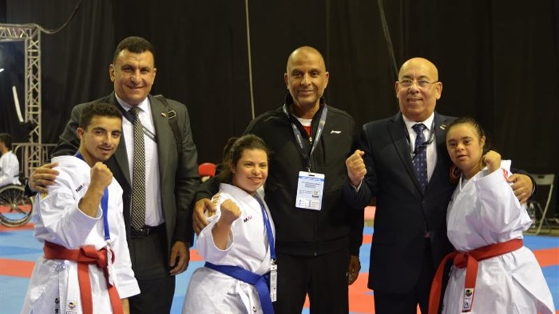 محمد الدهراوي رئيس اتحاد الكاراتيه مع أبطال مصر من ذوي الهم