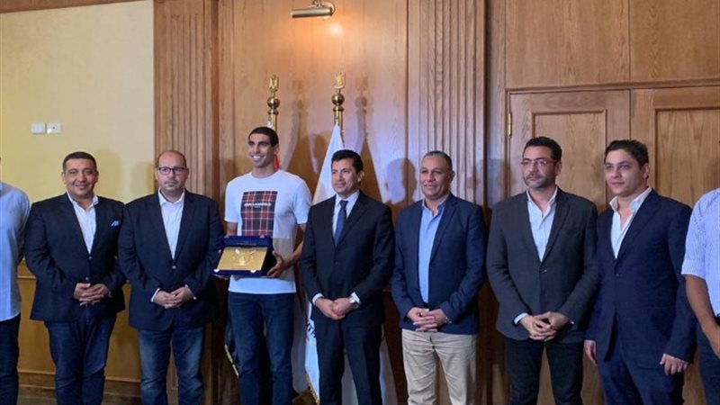 أعضاء مجلس إدارة اتحاد السباحة خلال تكريم السباح عبد الرحمن