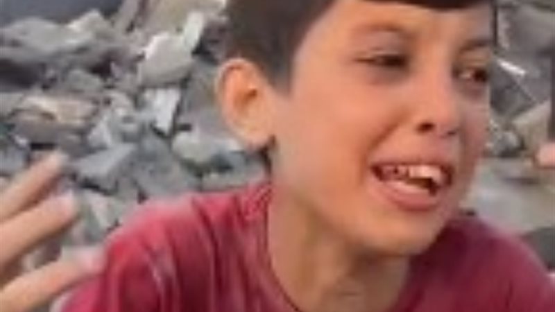 طفل فلسطيني يبحث عن أهل بعد قصف منزلهم