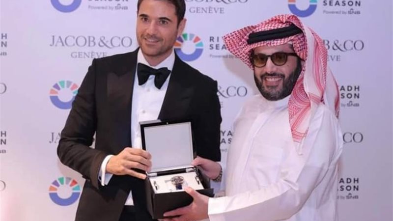 الفنان أـحمد عز أثناء تسلم جائزته من تركي آل شيخ
