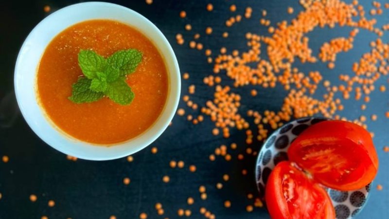 طريقة عمل شوربة العدس بالطماطم
