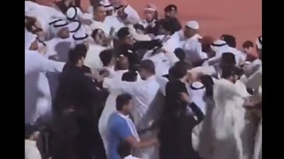 اشتباكات بالأيدي في قمة الدوري الكويتي وقرار صارم من الاتحاد.. فيديو