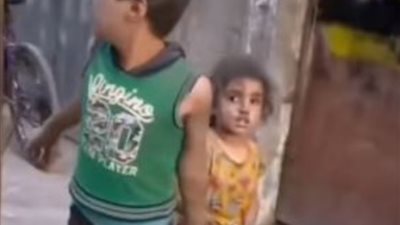 بعد خروجه من تحت الأنقاض.. طفل يبحث عن أمة وسط الركام.