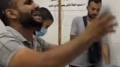 أمي شهيدة.. ابن يزف والدته بعد استشهادها جراء قصف الاحتلال
